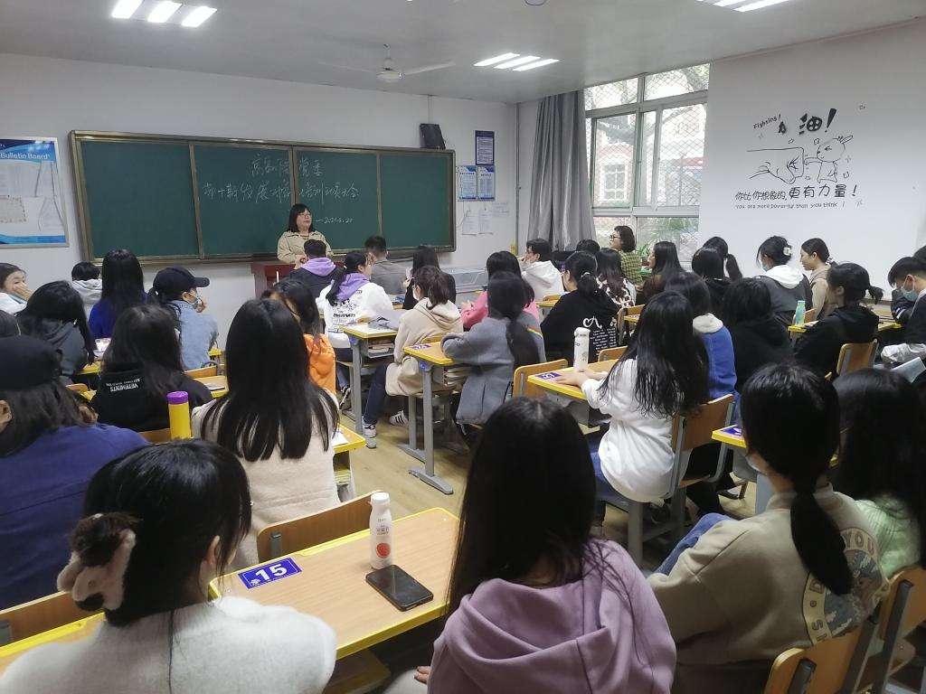 杨春娟老师主持动员大会